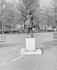 59183 Afbeelding van het standbeeld van Anne Frank vervaardigd door Pieter d'Hont in de nieuwe opstelling op het ...